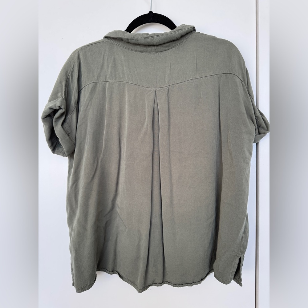 Lulus lightweight button-up - Picture 2 of 4